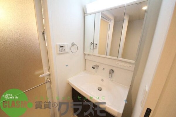独立洗面台(独立洗面台あり、毎朝おしゃれに忙しい女性の方におすすめです)