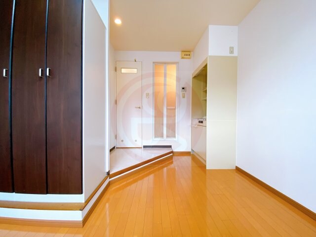 物件内観写真5　(こちらの居間で趣味の時間をお楽しみください)