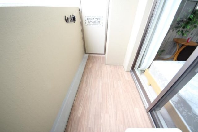 物件内観写真13　(開放的で明るい空間を演出してくれるバルコニーです)