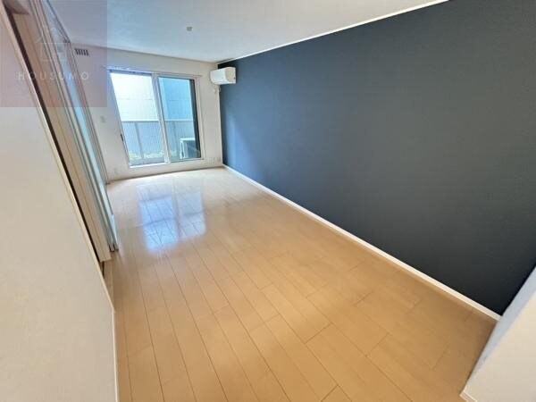 物件内観写真4　(こちらのリビングで趣味の時間をお楽しみください)