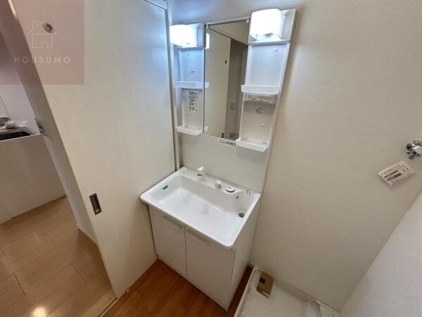 物件内観写真19　(朝の支度にも助かる、独立の洗髪洗面化粧台)