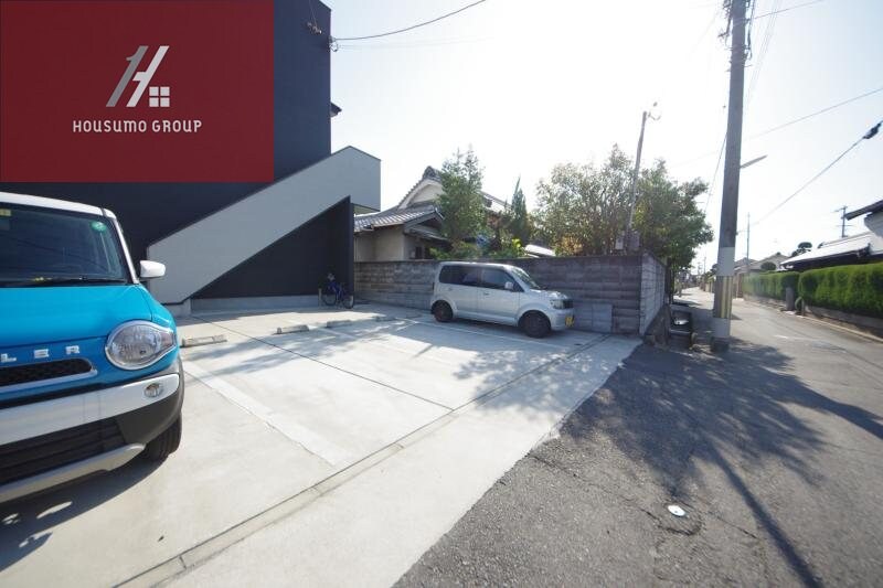 物件外観写真2　(駐車場に車を止められます)