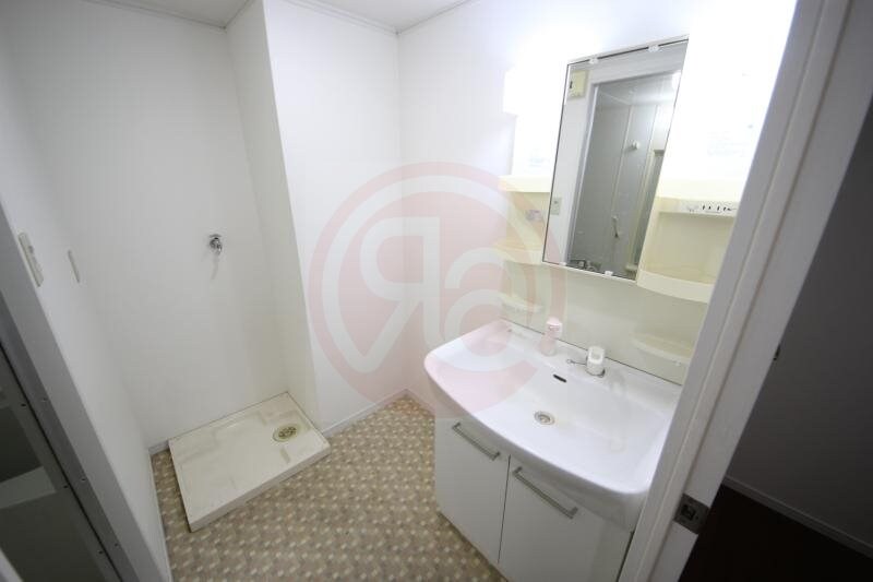 物件内観写真10　(独立洗面台、小物を置くことができて便利です)