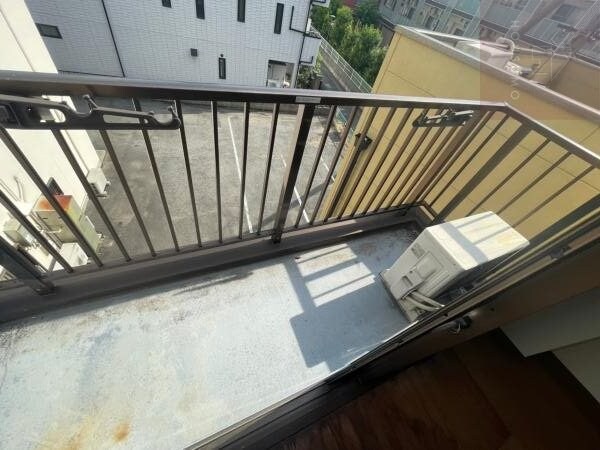 物件内観写真13　(暖かな日差しのふりそそぐバルコニー)