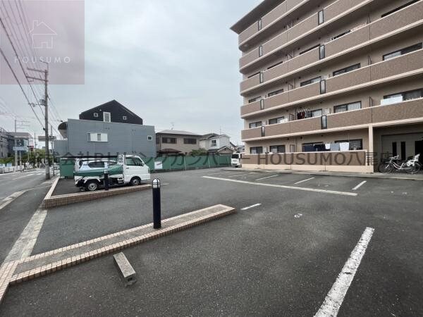 物件外観写真2　(駐車場があるので、車を買う予定の方も安心です)