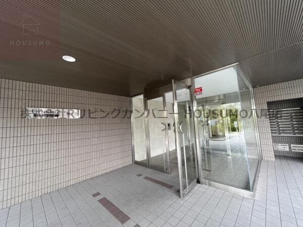 物件外観写真3　(ゆとりのあるエントランスです)