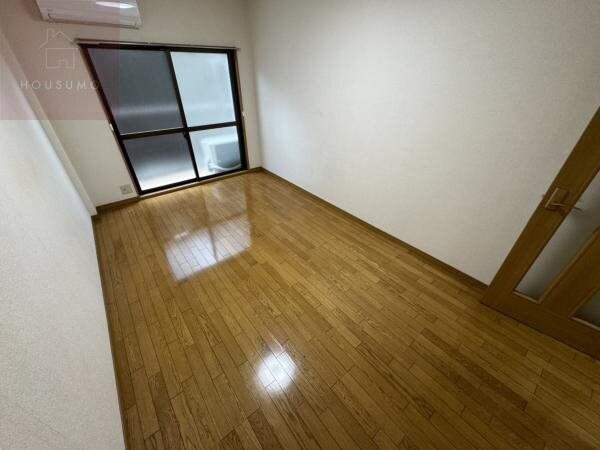 物件内観写真27　(落ち着いた色調の寝室です)