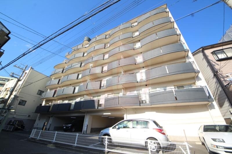 物件外観写真1　(外観は落ち着いています)