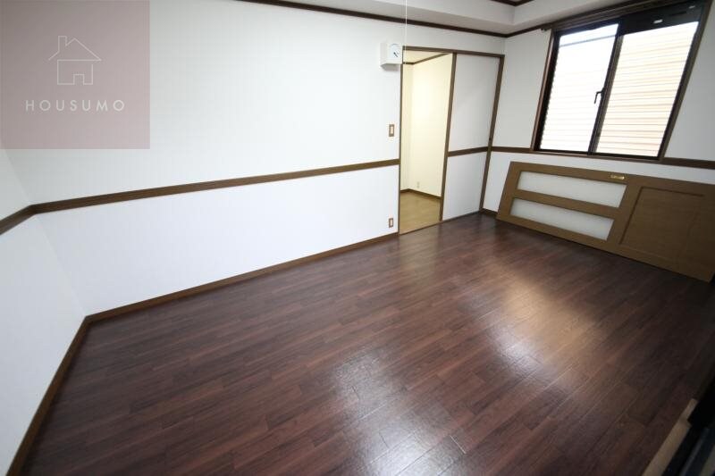 物件内観写真12　(広くて明るい寝室)