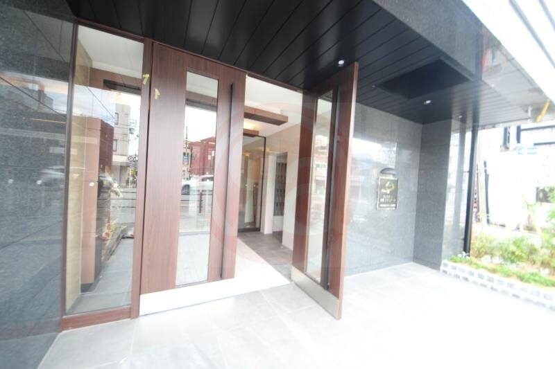 物件外観写真2　(落ち着いたエントランスです)