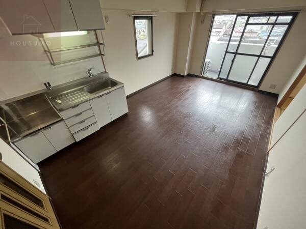 物件内観写真4　(おしゃれな居間です)