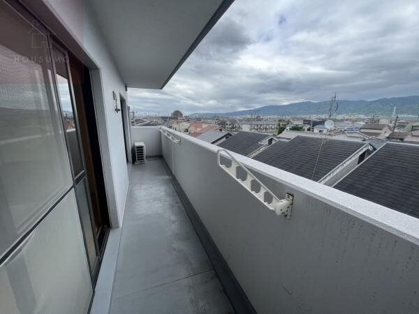 バルコニー(バルコニーからの眺めを楽しみながら食事をしませんか)