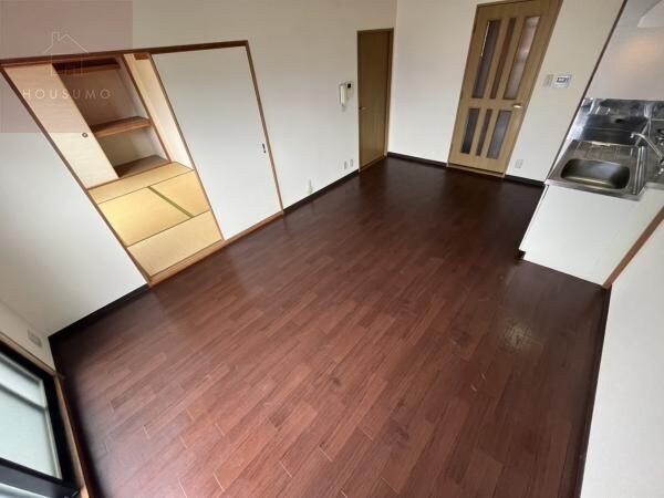 物件内観写真28　(こちらの居間で趣味の時間をお楽しみください)