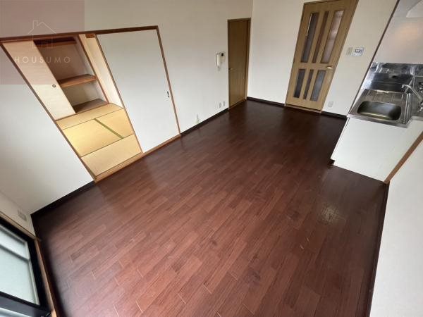 居室(こちらの居間で趣味の時間をお楽しみください)