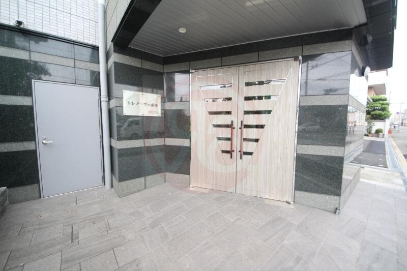 物件外観写真2　(清潔なエントランスです)