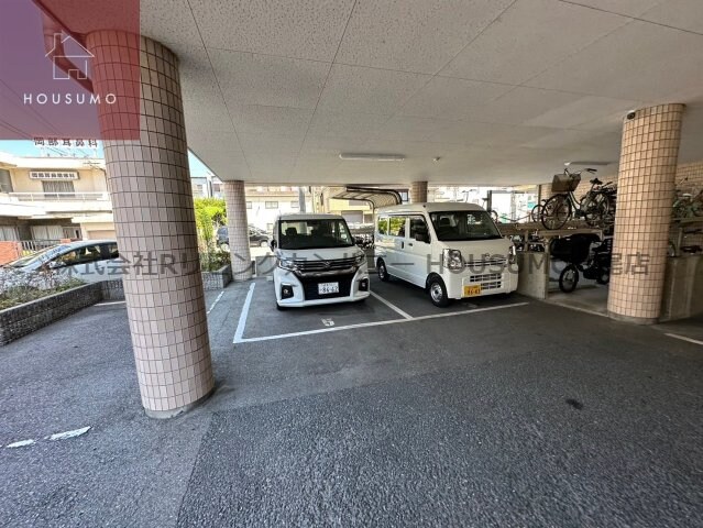 物件外観写真2　(駐車場に車を止められます)
