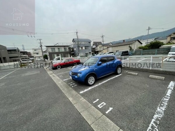 駐車場(車をお持ちの方に嬉しい駐車場付きの物件です)