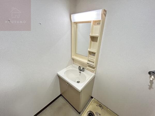 物件内観写真19　(朝の身支度には欠かせない独立洗面化粧台)
