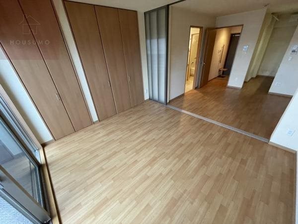 物件内観写真5　(落ち着いた色調の洋室です)