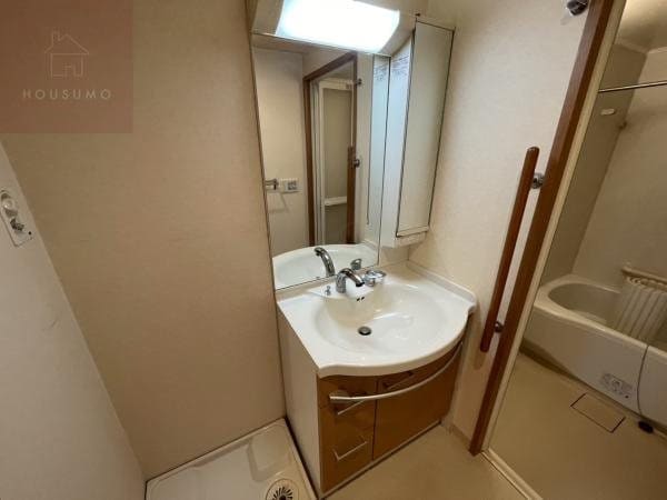 物件内観写真10　(広い洗面スペース)