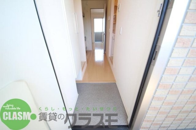 物件内観写真8　(ゆったりとした玄関です)