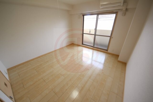 物件内観写真13　(広くて明るい寝室)