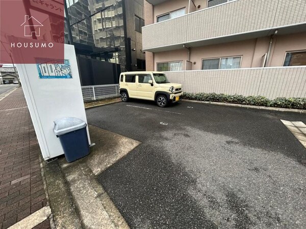 駐車場(車をお持ちの方に嬉しい駐車場付きの物件です)