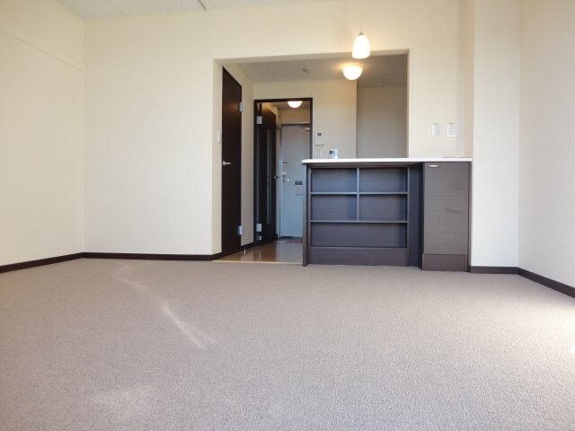 物件内観写真4　(１階はフローリングで、２階以上は絨毯になります。)