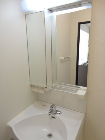 物件内観写真8　(独立洗面台)