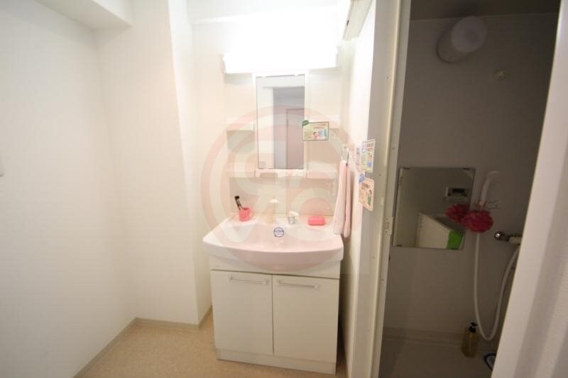 物件内観写真19　(独立洗面台で身支度をすべて済ませてしまいましょう)