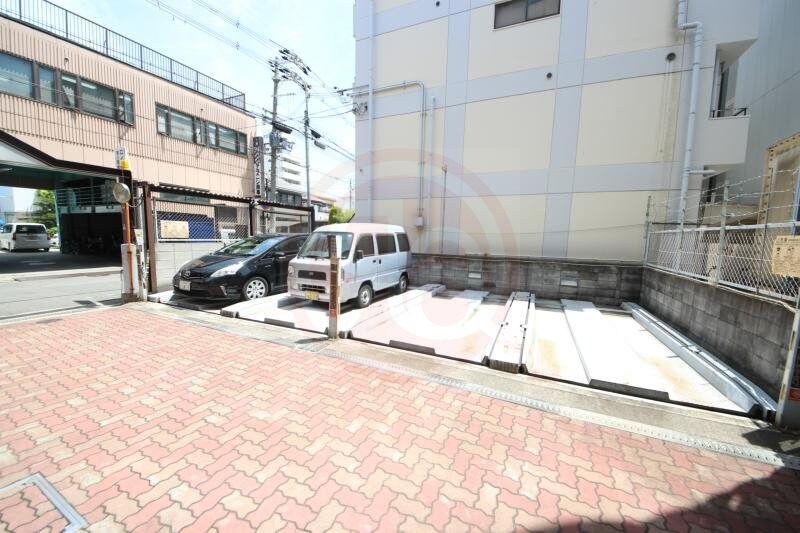 物件外観写真2　(駐車スペースもあります)