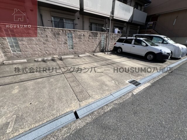 物件外観写真2　(車をお持ちの方に嬉しい駐車場付きの物件です)