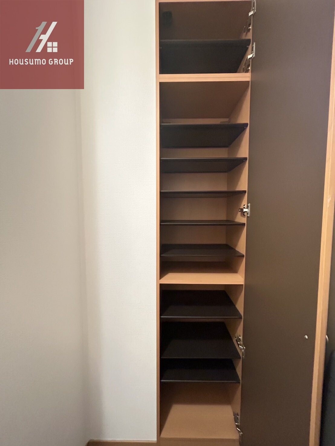 物件内観写真5　(収納豊富です)