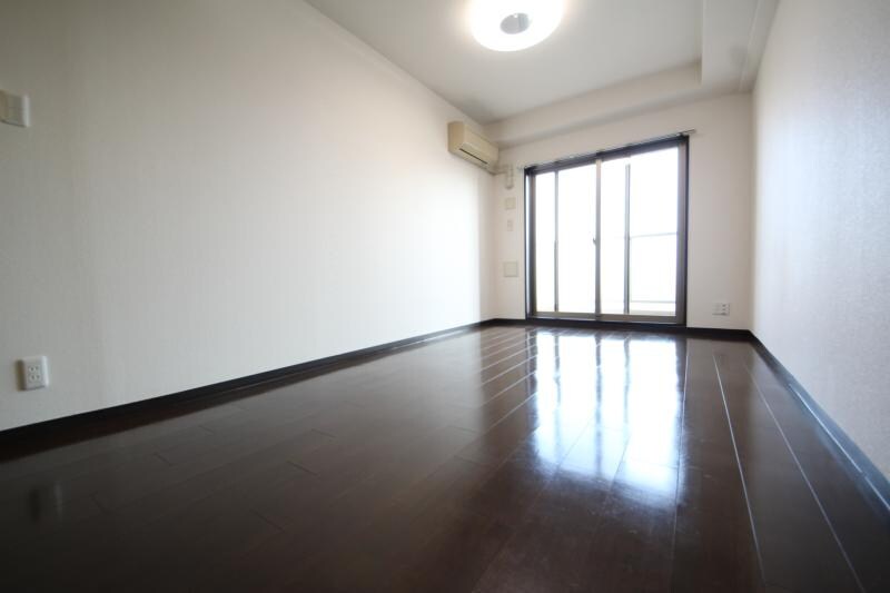 物件内観写真17　(こちらの居間で趣味の時間をお楽しみください)