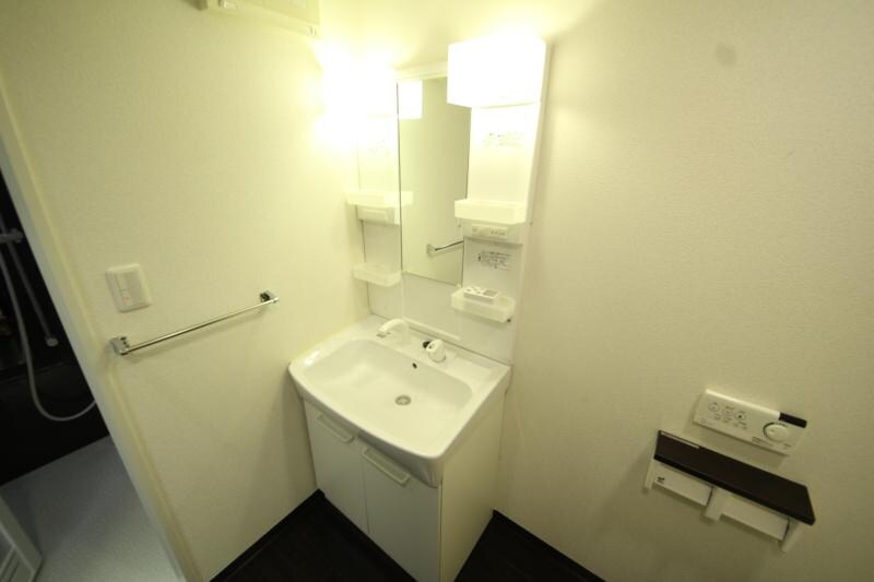 物件内観写真21　(独立洗面台、朝の身支度には欠かせません)