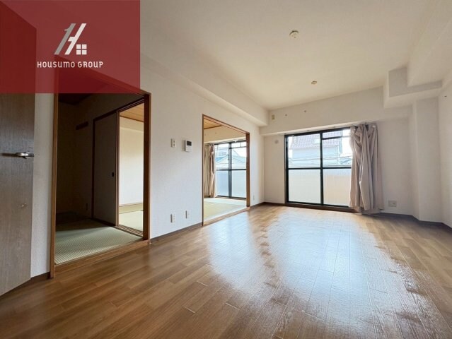 物件内観写真3　(リビングです居間です)