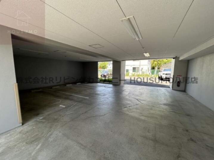 物件外観写真2　(車をお持ちの方に嬉しい駐車場付きの物件です)