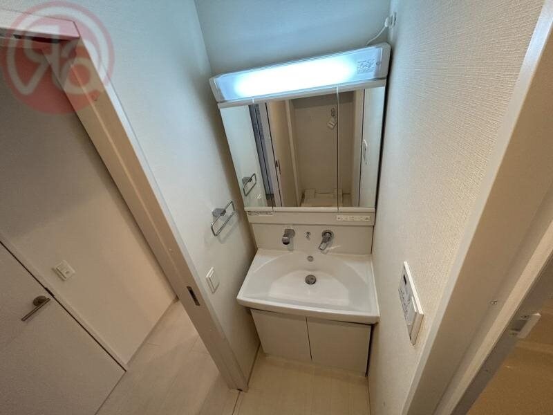 物件内観写真19　(朝の支度にも助かる、独立の洗髪洗面化粧台)