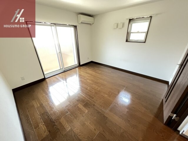 物件内観写真3　(こちらの居間で趣味の時間をお楽しみください)