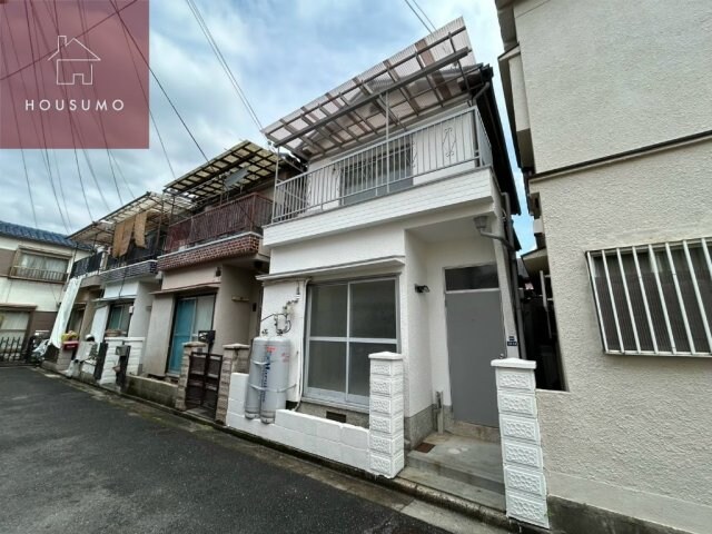 物件外観写真2　(落ち着いたエントランスです)