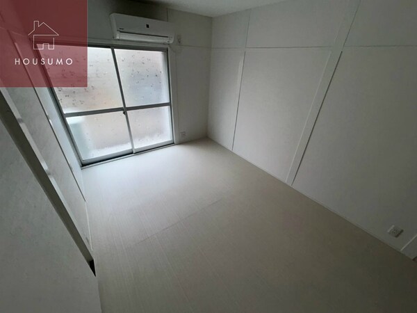 居室(こちらのリビングで趣味の時間をお楽しみください)