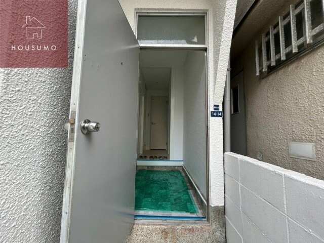 物件内観写真8　(ゆったりとした玄関です)