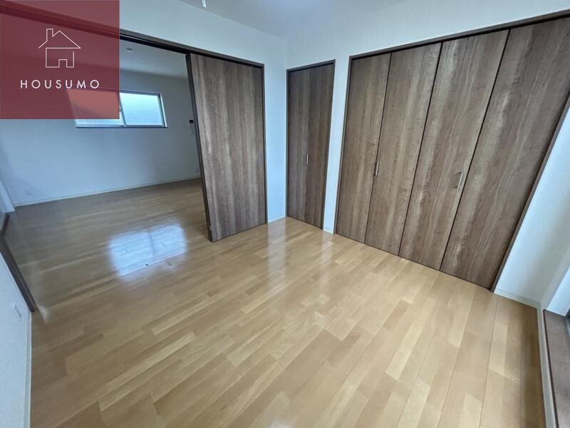 物件内観写真8　(広くて明るい寝室)