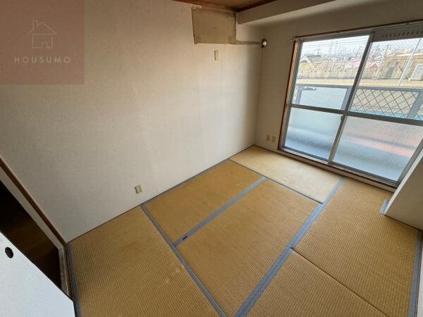 物件内観写真28　(和室がひろがる居住スペース)