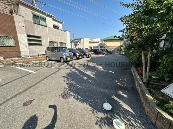 駐車場(駐車場があるので、車を買う予定の方も安心です)
