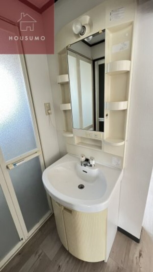 独立洗面台(独立洗面台あり、毎朝おしゃれに忙しい女性の方におすすめです)