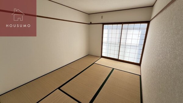 和室(畳の上でゆっくりとくつろげる和室です)