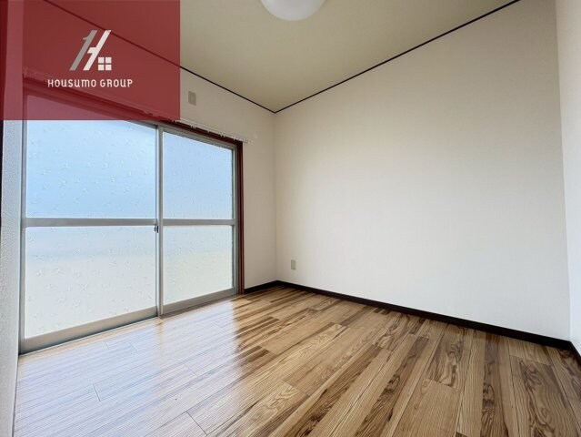 物件内観写真5　(こちらのリビングで趣味の時間をお楽しみください)