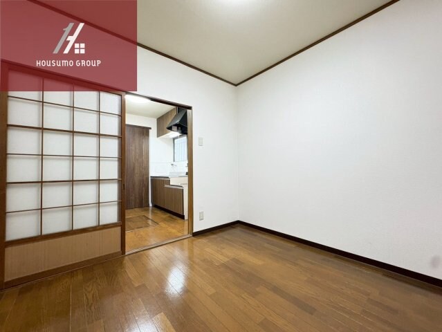 物件内観写真6　(ゆったりとした居間です)