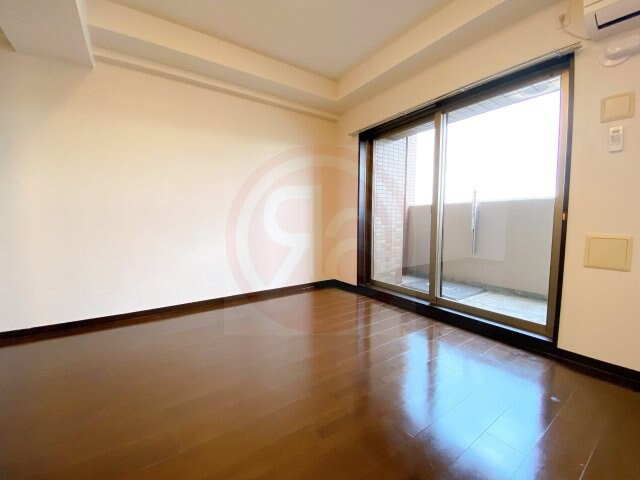 物件内観写真13　(落ち着いた色調の寝室です)